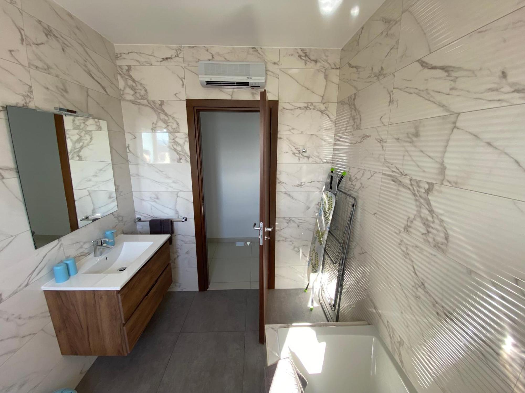 Sunshine - Modern Two Bedroom Penthouse With Terrace *